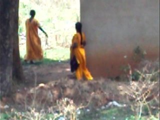 desi lady pissing behind her house 1